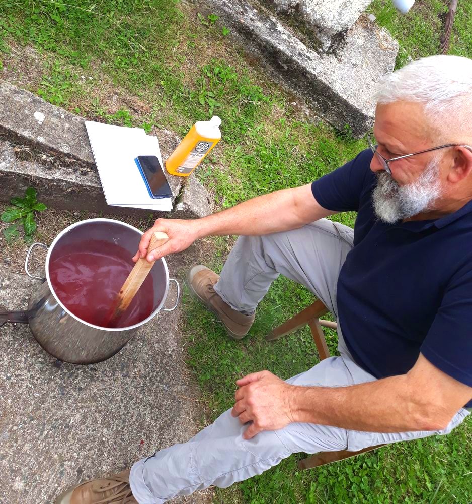 Fin de cuisson de la peinture avant d'être appliquée sur la mâture, la lisse et l'ensemble de l'armement.